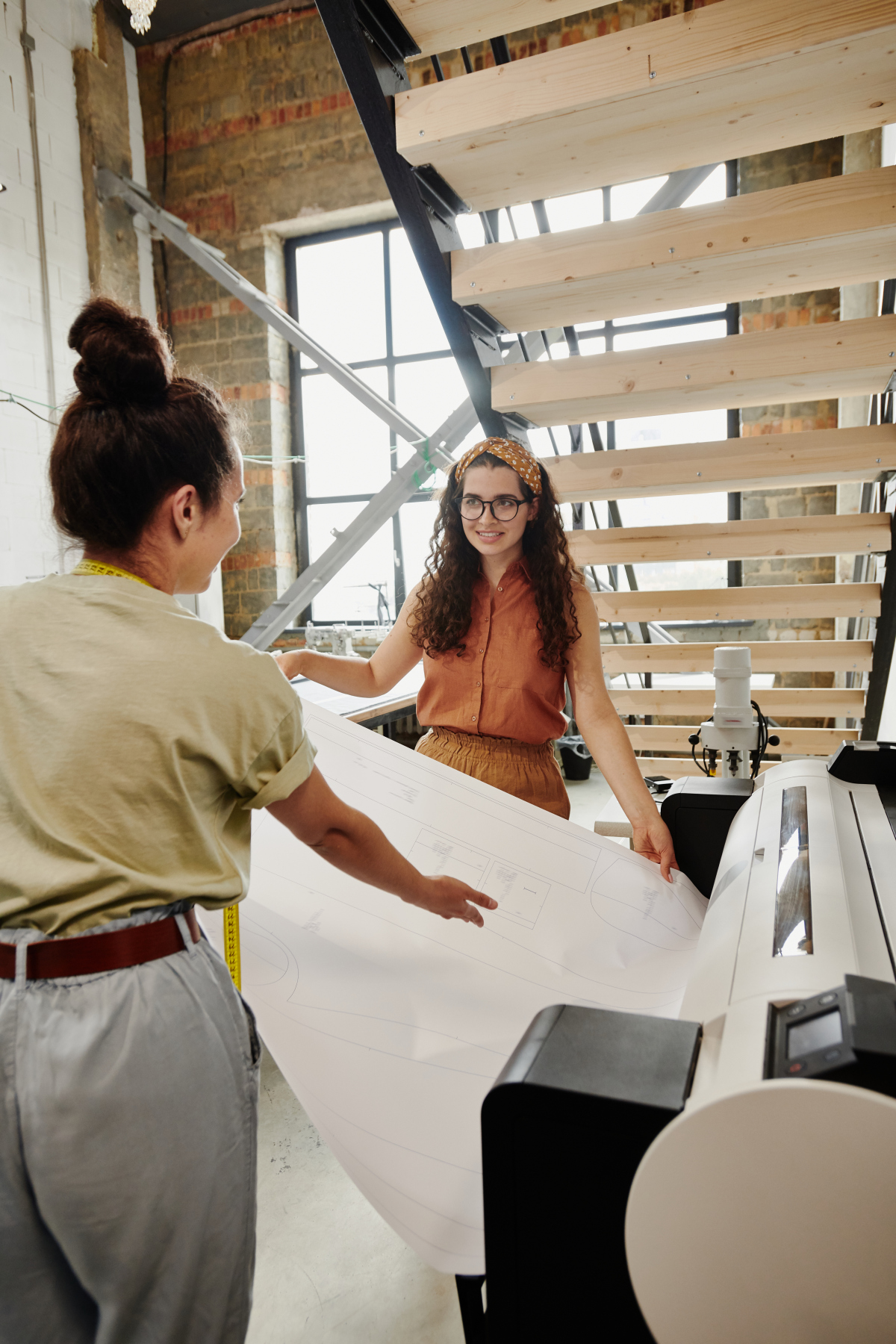 Dwie młode właścicielki drukarni przy pracy